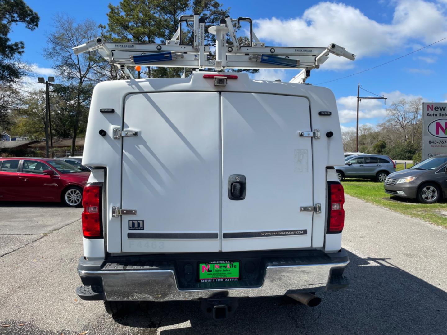 2015 WHITE CHEVROLET SILVERADO 2500H WORK TRUCK (1GC1KUEG7FF) with an 6.0L engine, Automatic transmission, located at 5103 Dorchester Rd., Charleston, SC, 29418-5607, (843) 767-1122, 36.245171, -115.228050 - Local Trade-in with Easy Clean Vinyl Interior, Backup Camera, AM/FM/AUX, Spacious Rear Seat, Power Windows, Power Locks, Power Mirrors, Utility Cab with Storage All Around, Pull Out Bed Storage, Ladder Rack, Safety Strobe Lights, Keyless Entry, Tow Package with Brake Assist, 4-Wheel Drive, Brush Gua - Photo#5